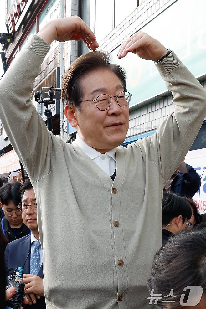 이재명 더불어민주당 대통령 후보가 골목골목 경청투어 이틀차인 6일 오후 충남 금산군 금산로를 찾아 하트를 그리고 있다. 2025.5.6/뉴스1 ⓒ News1 안은나 기자