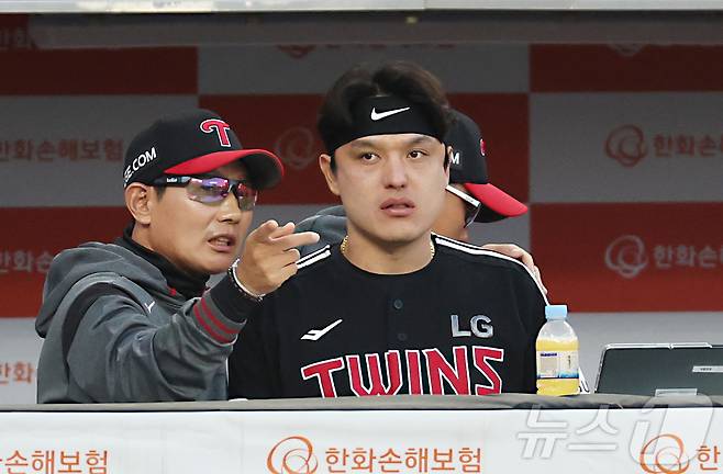 염경엽 LG 트윈스 감독(왼쪽)과 포수 박동원.. 2025.4.29/뉴스1 ⓒ News1 김기남 기자