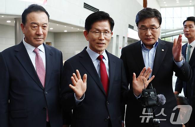 김문수 국민의힘 대통령 후보가 6일 경북 경주시 HICO(정상회의장) 미디어센터에서 단일화 문제를 놓고 당 지도부와 갈등을 빚고 있자 일정 중단을 선언하고 있다. 2025.5.6/뉴스1 ⓒ News1 김민지 기자