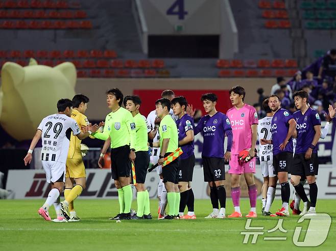 6일 경기 안양시 안양종합운동장에서 열린 프로축구 하나은행 K리그1 2025 12라운드 FC안양과 FC서울과의 경기에서 1대1로 무승부를 기록한 양팀 선수들이 인사를 나누고 있다. 2025.5.6/뉴스1 ⓒ News1 황기선 기자