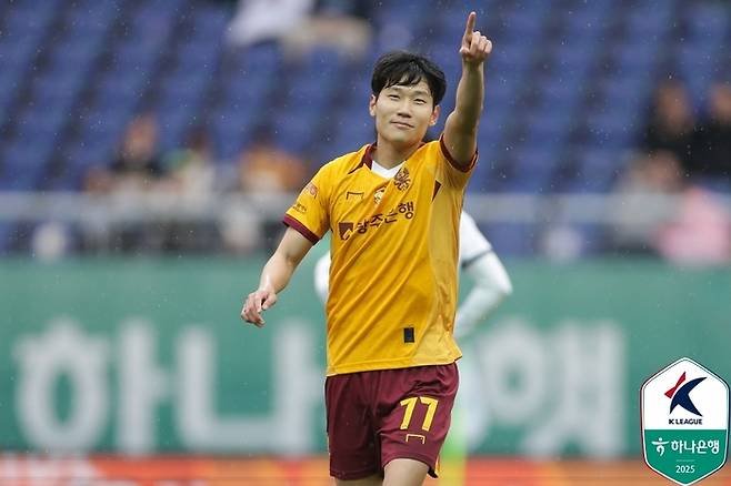 광주FC 오후성이 5일 광주월드컵경기장에서 열린 김천 상무전에서 득점한 뒤 기뻐하고 있다. 제공 | 한국프로축구연맹