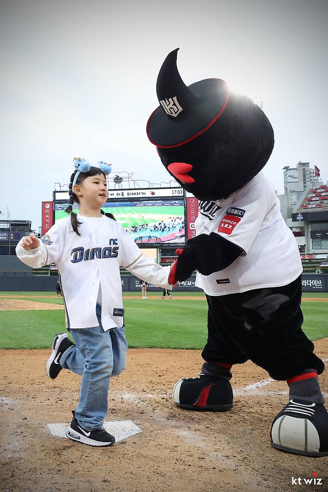 KT가 어린이날 행사를 NC 원정 어린이팬들과 함께 나웠다. 사진 | KT 위즈