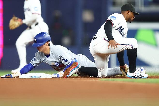 LA 다저스 김혜성이 6일(한국시간) 미국 플로리다주 마이애미 론디포 파크에서 열린 2025 메이저리그(ML) 마이애미전에서 5회초 2루 도루에 성공하고 있다. 사진 | 마이애미=AFP연합뉴스