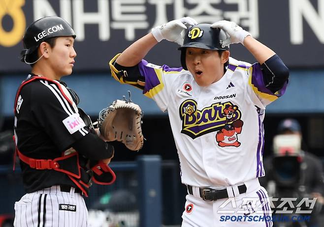 두린이에게 승리를 선물한 두산 리드오프 정수빈 곰 세리머니.