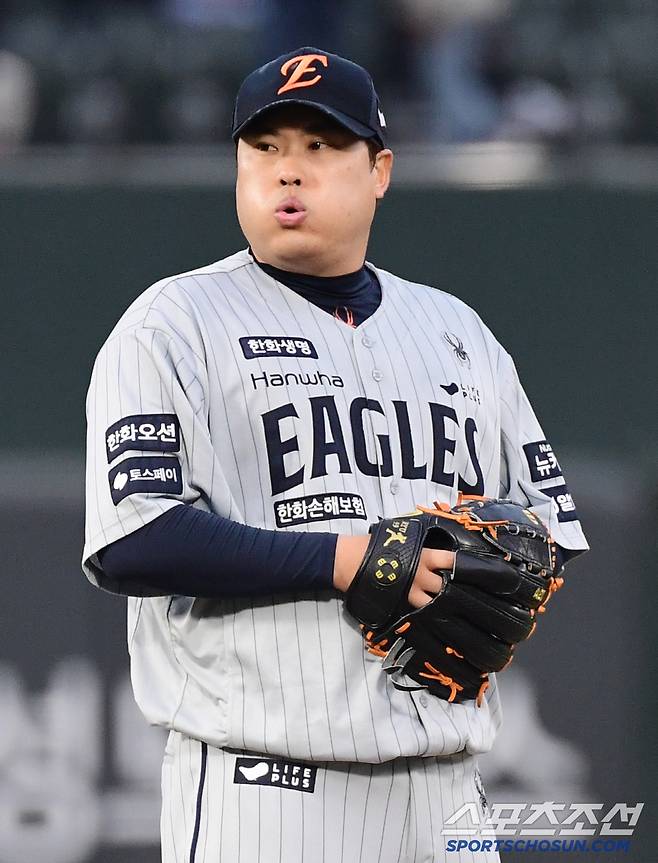 24일 부산 사직야구장에서 열린 롯데와 한화의 경기. 선발 투구하는 한화 류현진. 부산=송정헌 기자songs@sportschosun.com/2025.04.24/