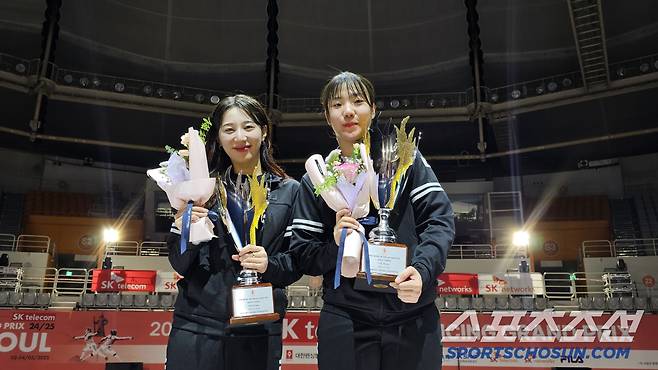 우승 전하영(오른쪽) 준우승 김정미. SKT그랑프리에서 2000년대셍 펜서들이 여자 사브르의 새 역사를 썼다.