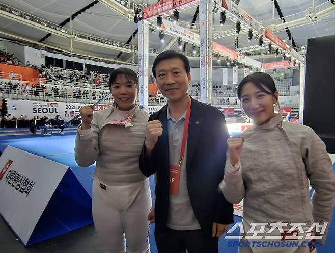 김택수 진천선수촌장이 SKT그랑프리 현장에서 동반 결승행을 이룬 전하영, 김정미와 파이팅을 외치고 있다.