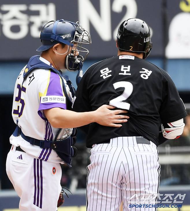 LG 4번 타자 문보경이 초구에 맞은 뒤 아파하자 두산 포수 양의지는 다가와 따뜻한 손길을 내밀었다. 잠실=박재만 기자 pjm@sportschosun.com