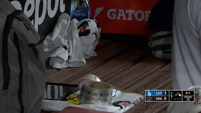 김혜성이 5회초에 때린 메이저리그 첫 안타 공이 다저스 더그아웃 벤치에 놓여져 있다. 사진=MLB.TV 캡처