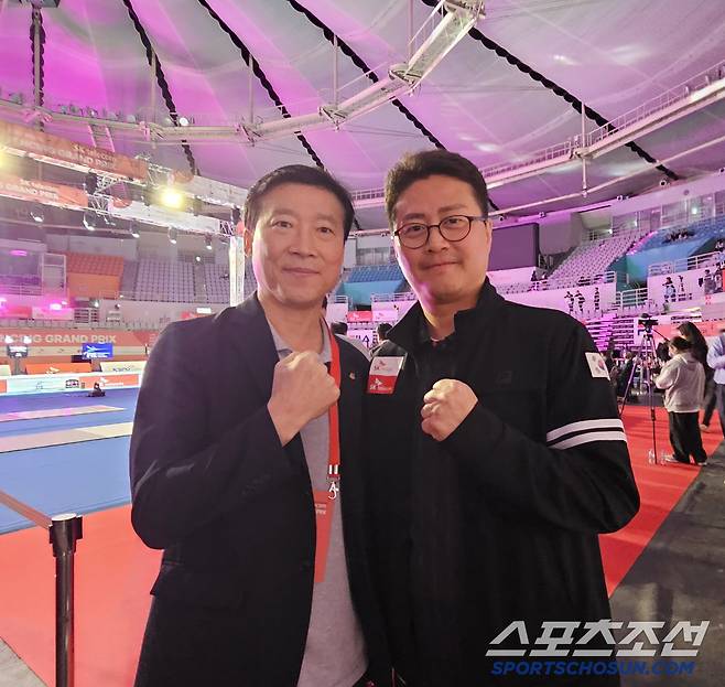 김택수 진천선수촌장이 SK텔레콤 펜싱그랑프리 사상 첫 한국 선수 동반 결승행을 이끈 이국현 여자사브르 대표팀 코치와 파이팅을 외치며 격려하고 있다.   사진=전영지 기자