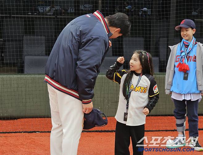 자신의 열성팬과 이야기를 나누는 윤동희. 김영록 기자
