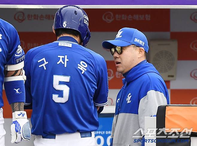 6일 대전 한화생명볼파크에서 열린 삼성-한화전. 3회초 2사 구자욱이 사구에 맞아 출루한 후 강민호의 볼넷과 디아즈의 적시타 때 득점했다. 박진만 감독이 상태를 물어보고 있다. 대전=정재근 기자 cjg@sportschosun.com/2025..5.6/
