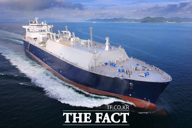글로벌 호황기를 맞아 좋은 성적표를 얻고 있는 국내 조선업계의 이면에는 인력난과 하청구조 문제 등의 리스크도 잠재해 있다. 삼성중공업이 건조한 멤브레인형 LNG 운반선. /삼성중공업
