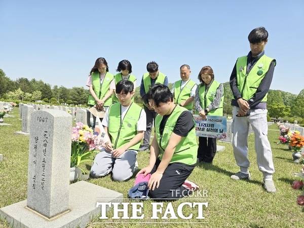 사단법인 호국보훈기념사업회와 대전사랑시민협의회가 4일 국립대전현충원에서 나라사랑·환경보호 행사를 펼쳤다. 고(故) 윤충노 육군 상사 묘역에서 회원들이 참배를 올리고 있다./호국보훈기념사업회