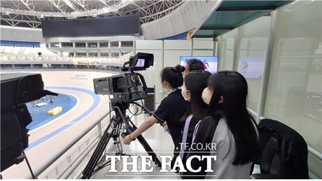 방송전문가 직업 체험 교실에 참가한 학생이 중계용 카메라를 체험해 보고 있다./국민체육진흥공단