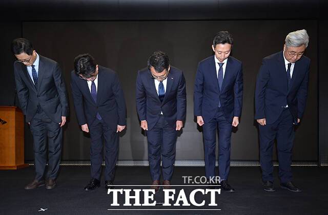사진은 지난달 25일 유영상 SK텔레콤 대표이사(가운데)를 비롯한 임원진들이 서울 중구 SKT타워에서 SK텔레콤 이용자 유심(USIM) 정보가 해커 공격으로 유출된 것과 관련해 고개 숙여 사과하고 있다. /장윤석 기자