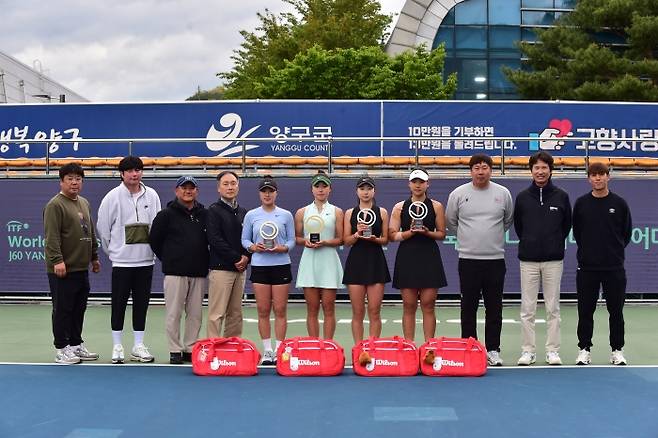 여자 복식 수상자들과 기념촬영을 하고 있는 장순철 위원(왼쪽에서 첫 번째)