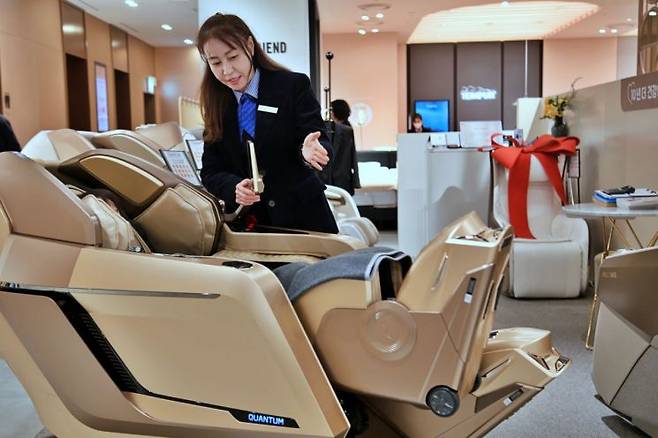 광주신세계 본관 8층 바디프랜드 매장에서 직원이 고객에게 안마의자 '퀀텀'의 기능을 설명하고 있다. 광주 신세계