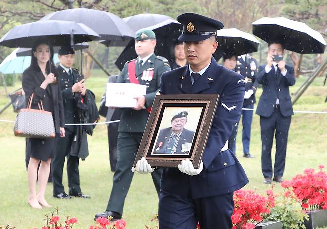 지난달 22일 오전 부산 남구 유엔기념공원 참전용사 묘역에서 캐나다 한국전 참전용사 고 윌리엄 존 크라이슬러 씨의 안장식이 거행되고 있다./ 김동환 기자