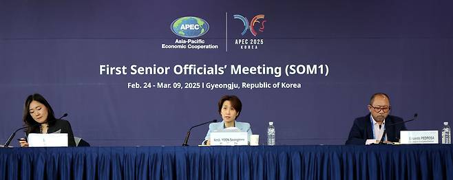 윤성미 아시아태평양경제협력체(APEC) 고위관리회의 의장이 지난 3월 9일 경북 경주시 경주화백컨벤션센터(하이코·HICO)에서 열린 2025 경주 아시아태평양경제협력체(APEC) 제1차 고위관리회의(SOM1) 브리핑을 하는 모습. /뉴시스
