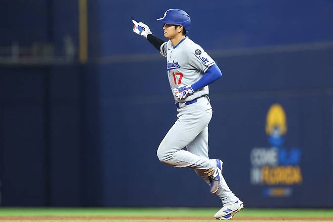 6일 마이애미 멀린스와의 경기에서 LA 다저스 김혜성이 출루한 뒤 2점 홈런을 때려낸 오타니 쇼헤이./AFP 연합뉴스