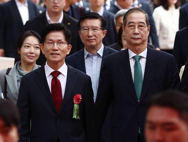 김문수 국민의힘 대통령 후보(왼쪽)와 한덕수 무소속 대통령 선거 예비후보가 5일 오전 서울 종로구 조계사에서 열린 불기 2569년 부처님오신날 봉축법요식에 참석하고 있다. /뉴스1