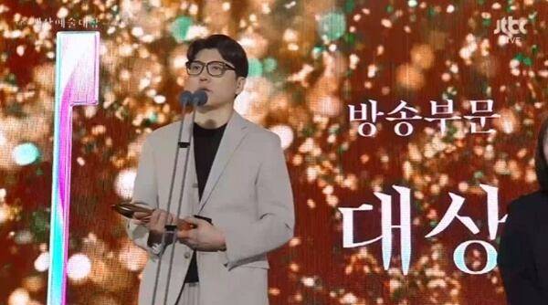 김학민 PD가 5일 오후 열린 '제61회 백상예술대상 with 구찌'에서 수상소감을 이야기 하고 있다. /뉴스1