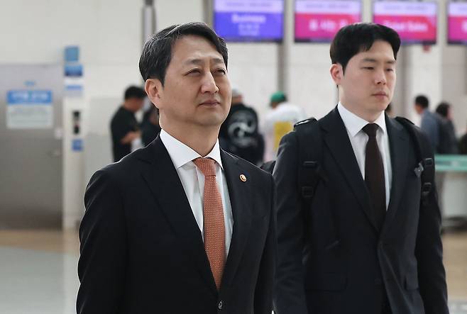 안덕근 산업통상자원부 장관이 6일 오전 인천국제공항 제1터미널에서 체코 두코바니 신규 원전 계약 체결을 위해 출국하고 있다. /뉴스1