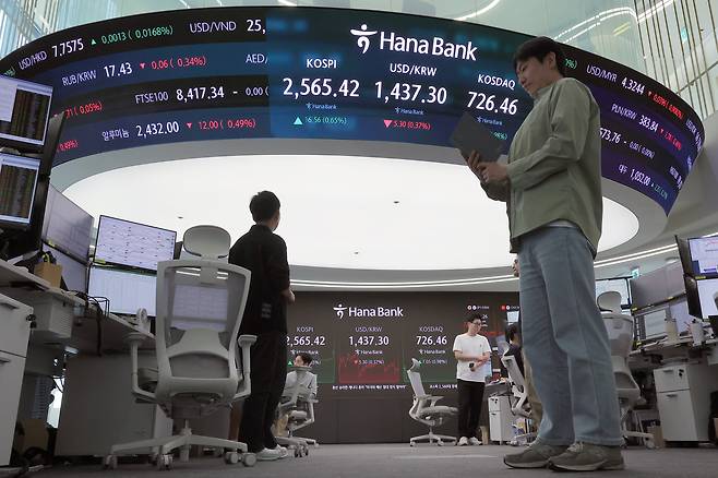 서울 중구 하나은행 본점 딜링룸 전광판에 원·달러 환율 등이 표시되고 있다./뉴스1