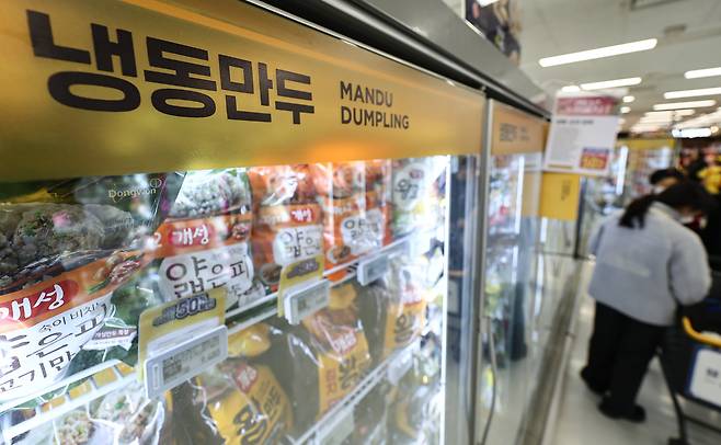 6일 서울 시내 한 대형마트에 비치된 가공식품들/뉴스1 ⓒ News1 김도우 기자