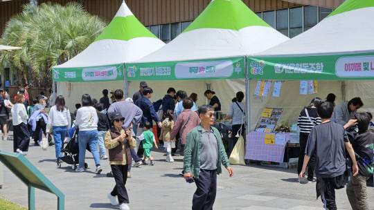 서천 국립생태원은 지난 3-5일까지 에코리움 광장에서 지역 상생의 일환으로 지역 소상공인 18개 업체가 참여하는 생태마켓을 개최했다. 국립생태원 제공