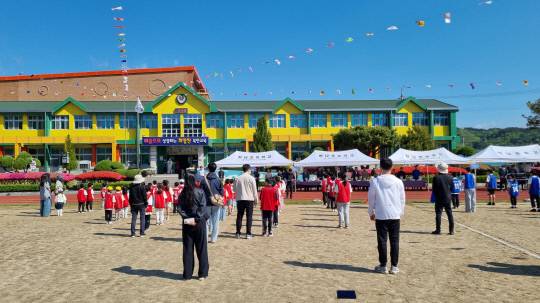 3개면 3개교 초등학생 및 유치원 원아 등 총 76명이 청양 목면초등학교(교장 박현수)에 모여 지난 2일 목면초 운동장에서 어린이날 기념, 한마음 체육대회를 개최했다.청양교육청 제공