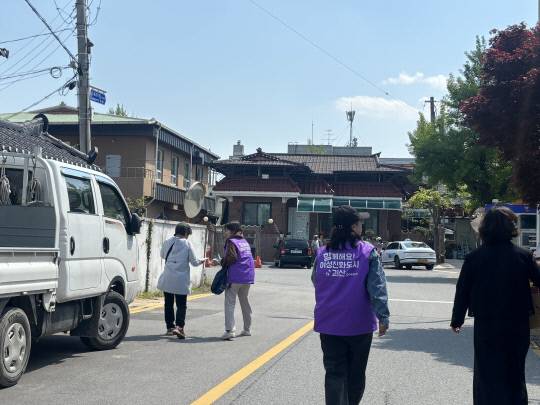 괴산군이 여성안심귀갓길 조성을 위한 민·관·경 합동 모니터링 활동을 실시하고 있는 모습    사진=괴산군 제공