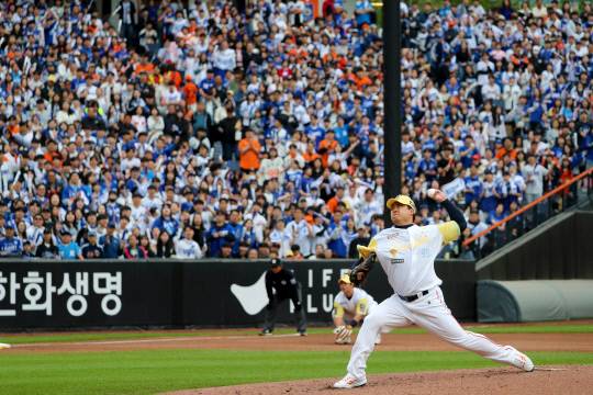 한화이글스는 6일 대전 한화생명볼파크에서 열린 삼성라이온즈와의 경기에서 3-1로 승리한 가운데 선발 류현진이 역투하고 있다. 김영태 기자