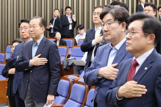 국민의힘 권영세 비상대책위원장과 권성동 원내대표 등이 6일 서울 여의도 국회에서 열린 의원총회에서 국기에 경례하고 있다. 연합뉴스