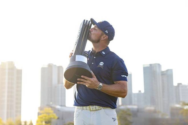 우승자 브라이슨 디섐보가 트로피에 입을 맞추고 있다. ⓒ LIV골프