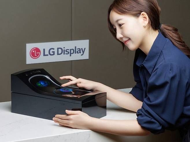 LG디스플레이 직원이 차량용 스트레처블 디스플레이를 소개하고 있다.ⓒLG디스플레이
