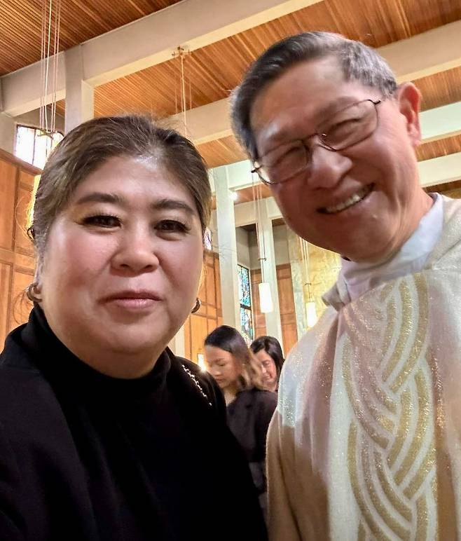 필리핀의 방송인 제시카 소호 씨가 지난달 27일 자신의 페이스북 계정에 올린 필리핀의 루이스 안토니오 타글레 추기경과의 셀카. 제시카 소호 페이스북 캡처