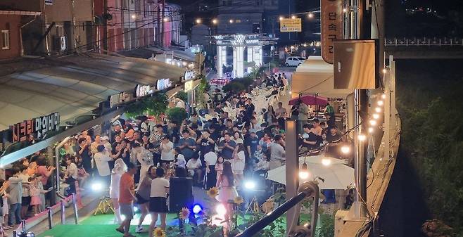 강원도내 전통시장에서 주말 야시장이 잇따라 개장해 지역 경제 활성화에 도움을 줄 전망이다. 지난해 정선 고한구공탄시장의 야시장 모습. 강원도 제공