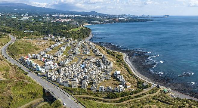 제주국제자유도시개발센터(JDC)가 흉물로 10년째 방치된 예래단지사업을 ‘도시개발사업’으로 재추진하기로 했다. 사진은 방치된 예래단지 모습. 동아일보DB