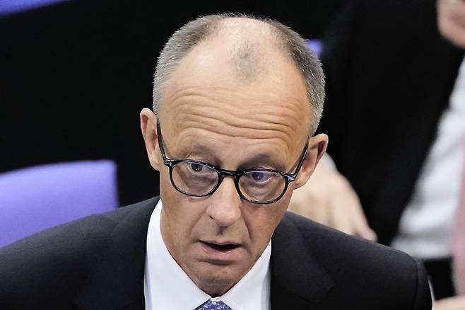 프리드리히 메르츠 독일 기독민주당 대표가 6일 베를린 연방의회에서 진행된 총리 선출 투표에서 과반 확보에 실패해 당황한 표정을 짓고 있다. 베를린=AP 뉴시스