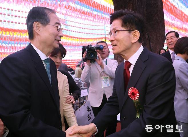 김문수 국민의힘 대선 후보와 한덕수 무소속 대선 예비후보가 5일 서울 종로구 조계사에서 열린 부처님오신날 봉축법요식에서 악수하고 있다. 2025.5.5. 송은석 기자 silverstone@donga.com