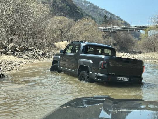 지난달 초 강원 인제서 열린 기아 타스만 오프로드 코스(도강) 주행 모습. 장우진 기자