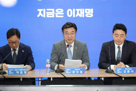 윤호중(가운데) 더불어민주당 선대위 총괄본부장이 6일 서울 여의도 당사에서 열린 총괄본부장단회의에서 발언하고 있다. [연합뉴스]