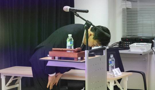 최근 백종원 더본코리아 대표의 논란이 지속되는 가운데, 주력 브랜드인 빽다방이 다른 저가 커피 브랜드와의 경쟁에서 밀리는 모습이다. 사진은 백종원 더본코리아 대표가 지난 3월 28일 서울 서초구 스페이스쉐어 강남역센터에서 열린 첫 정기 주주총회에서 주주들을 향해 사과하고 있는 모습. 이슬기기자 9904sul@