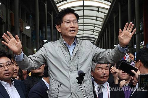 국민의힘 김문수 대선 후보가 6일 경북 포항시 죽도시장을 찾아 시민들에게 인사하고 있다. [포항=연합뉴스]