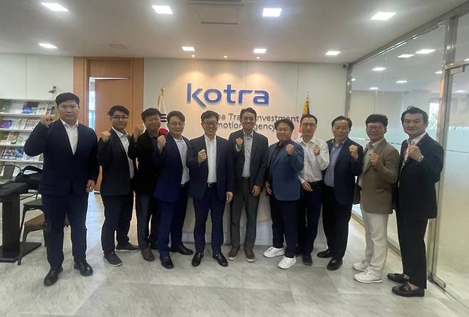 광주전남벤처기업협회 방문단의 캄보디아 KOTRA 간담회 개최 후 기념 사진.
