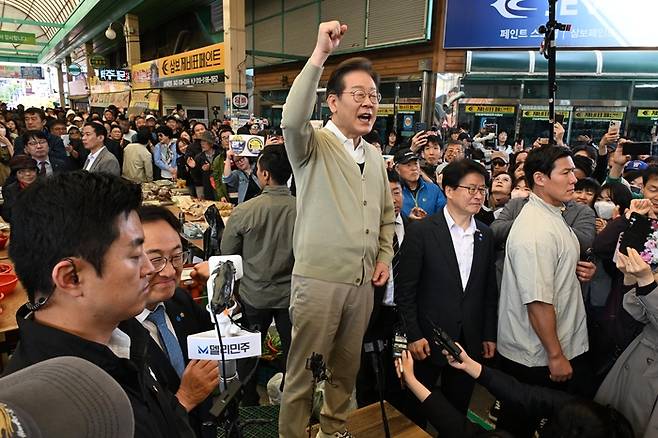 더불어민주당 이재명 대선 후보가 '골목골목 경청투어' : 국토종주편'에 나선 6일 충북 증평군 증평장뜰시장에서 도민들을 향해 지지를 호소하고 있다. 연합뉴스