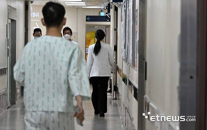 서울 종로구 서울대학교병원에서 의료진과 환자가 이동하고 있다. 김민수기자 mskim@etnews.com