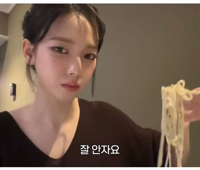 1000008190.jpg 카리나 : 자기 전에 뭐 먹지 말라고 해서.jpg